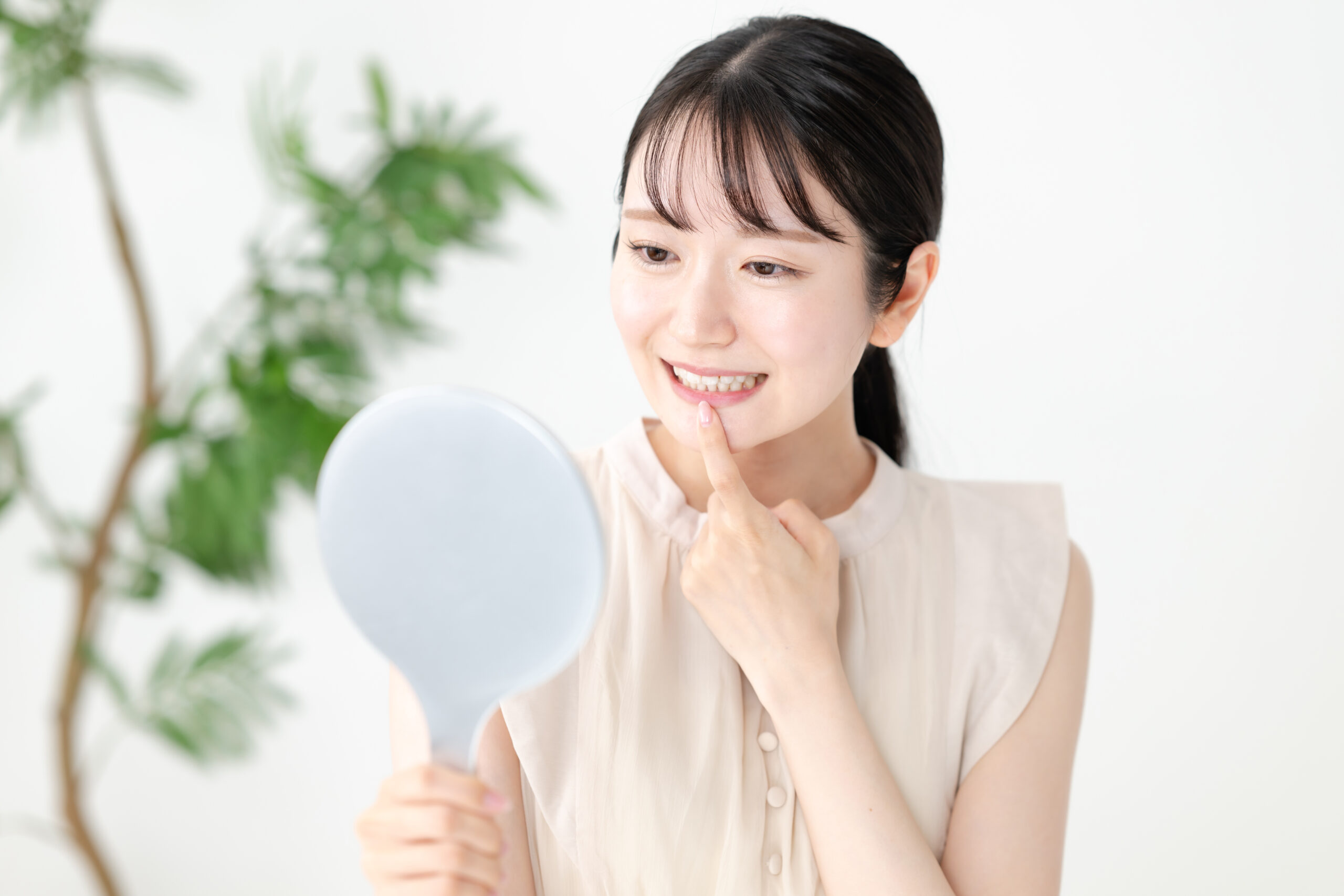 歯並びが悪くてもインプラント治療はできる？矯正との関係やリスクを解説